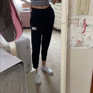 super cute new balance joggers :))